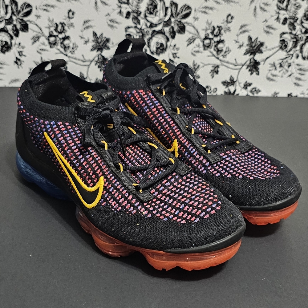 Nike Air Max black with color speckles Youth 7/ Women's 8.5